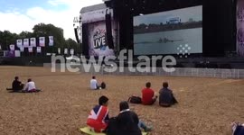 crowds  watching bond and Murray win gold