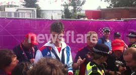 Pete Wilson showing his Gold Medal to the crowd