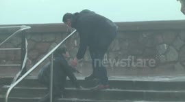 Father and son hit by a wave-Padre e hijo alcanzados por una ola