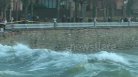 Waves in the river-Olas en el rio