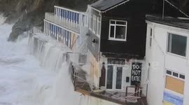 Huge wave smashes into Cornwall restaurant