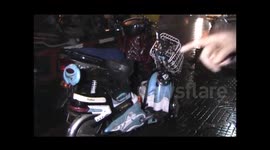 监控记录轿车疯狂撞伤2人撞断电线杆逃逸