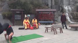 牛人两千斤磨盘压身不喘气 钢筋刺喉光背开铁链