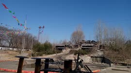 牛人空中钢丝绳上表演杂技