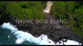 Quand une Ravine en crue rejoint l'océan - drone reunion