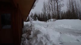 Huge chunks of snow fall off roof in Wyoming