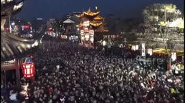 Thousands of tourists visit temple on Chinese Lantern Festival