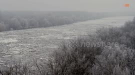 Viszi a Tisza, ami az útjába kerül | Massive ice floes drift ships away on Tisza - drónvideo, drone