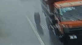 Driver swerves to avoid rogue, rolling tyre on Chinese main road