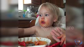 Adorable US toddler leads family prayer before eating food
