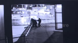 蚌埠:女子怄气欲跳楼+女子悬吊护栏外 路人民警紧急救援