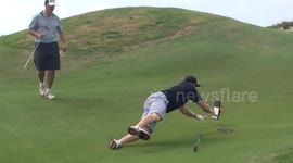 Man pranks golf buddies with fake snake