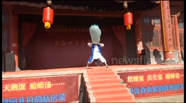 Chinese performer inflates plastic glove with his nose