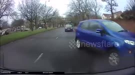 Newsflare Edit - Reckless driver mounts pavement to get ahead of traffic