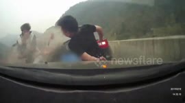 倒霉!俩司机协商事故,后车撞上来