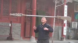 Martial arts master rotates 25 kg halberd on his head