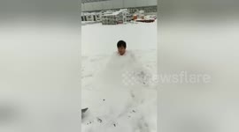 Chinese man gets buried in snow to challenge himself