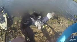 Kayakers rescue pelican stuck in net