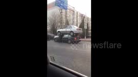 北京:两车街头摞在一块儿了 这是怎么开的呀