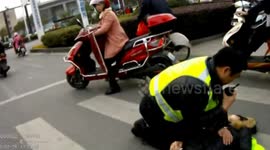 安徽铜陵:女子过马路心脏骤停 交警急救赢得“黄金四分钟”