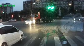 重庆:大货车推着小轿车 十字路口前行数十米