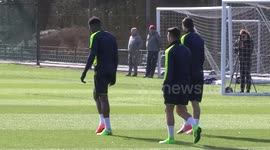 Wenger and Sanchez shake hands during Arsenal training
