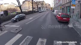 Sverige Taxi knocks down cyclist