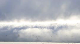 Strong winds turn hill into 'snow wave'