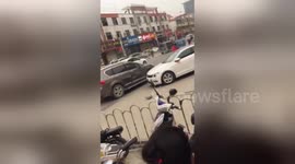 Couple drive to hit each other after they had argument in China