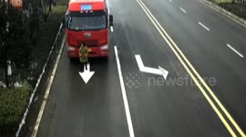 萧县:遮挡号牌出奇招 女子挡着货车跑