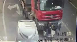 Cyclist miraculously survives being run over by lorry