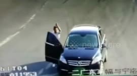Man waves at surveillance camera after covering his number plates