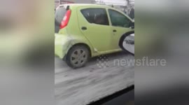 Newsflare Edit - 甘肃兰州  高手雪地开车,后轮不转前轮转
