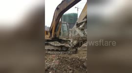 Chinese construction worker uses excavator to repair itself