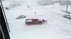 Man provides amusing narration as vehicles get stuck in blizzard