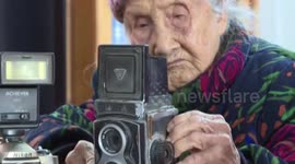 Meet China's 'oldest' photographer
