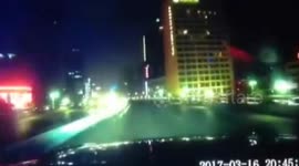 南昌立交三车相撞引发大火,90后退伍消防兵生死瞬间救3人