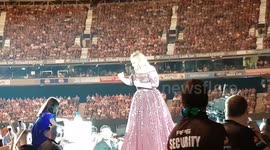 Adele invites little girl to sing on stage during concert in Melbourne