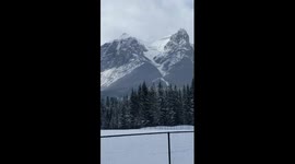 Powerful avalanche speeds down mountainside in Canada