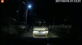 黑龙江鸡西:两车斗气互不让 小货车一气倒着撞