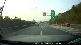 宝马男强行超车未被让 恶意占道别车10余公里