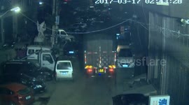 温州 大货车连撞30多辆私家车 司机弃车逃逸