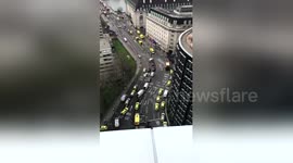 Newsflare Edit - #westminsterbridge right now #parliamentshooting #london #londonattack https://t.co/A4vgWqjm01
