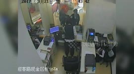 男子持“枪”抢银行 行长保安合力擒劫匪