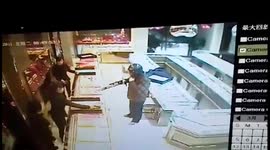 Police arrest man robbing gold jewellery store in six hours