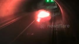 Burning lorry drives for a whole kilometre on Chinese motorway