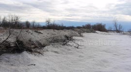 Lake Winnipeg ice leaves 'mountain' of debris