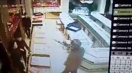 Police arrest man robbing gold jewellery store in six hours