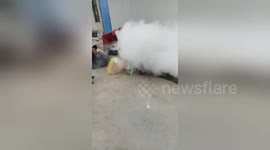 Newsflare Edit - 安徽阜阳:一声炮响 爆米花老人扑通倒地