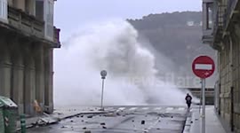 With the wave on the heels Slow Motion.-Con la ola en los talones Slow Motion.